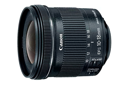 A lente EF-S 10-18mm f/4.5-5.6 IS STM combina excelência ótica com desempenho de ponta, oferecendo ângulo ultra-amplo de visão em um pacote compacto e portátil, ideal para câmeras EOS com sensor APS-C.